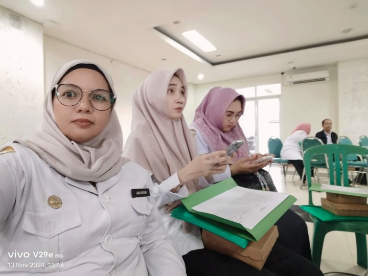 Rapat Evaluasi Pendataan Industri Kecil Menengah (IKM) yang diselenggarakan di Aula Dinas Koperasi