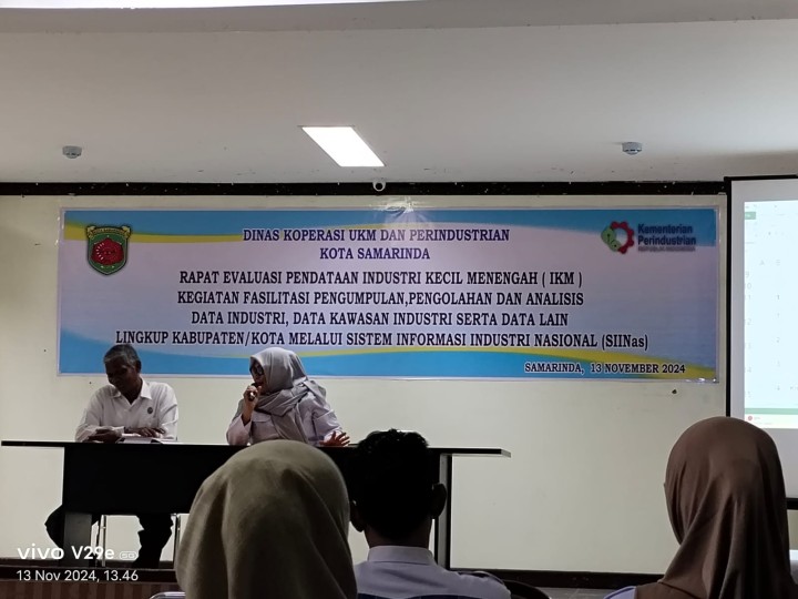 Rapat Evaluasi Pendataan Industri Kecil Menengah (IKM) yang diselenggarakan di Aula Dinas Koperasi