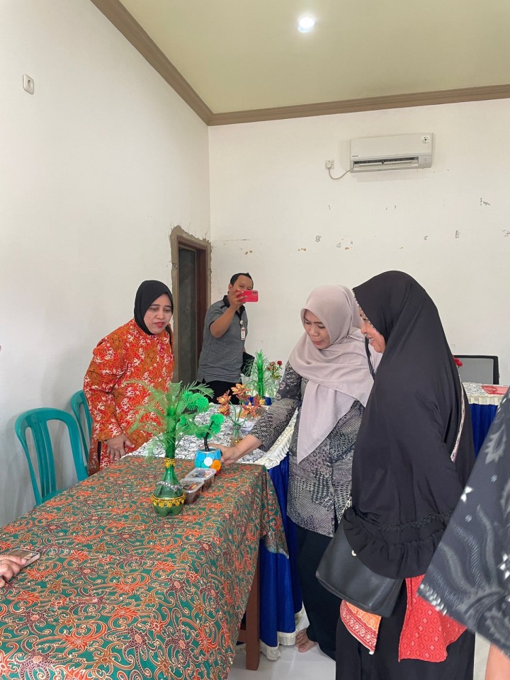 Kegiatan Monitoring dan Evaluasi (Monev) BUMRT Serimpi RT. 06 Kelurahan Bugis