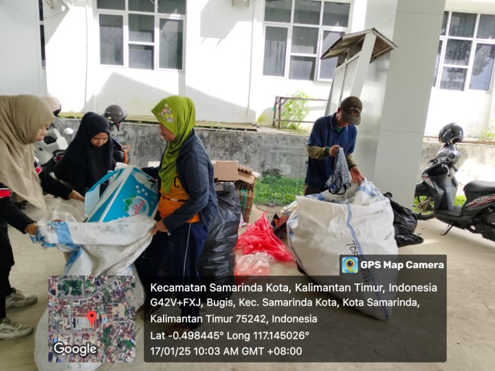 Penimbangan Sampah Plastik dan lain-lain kepada Bank Sampah Manunggal Nawasena