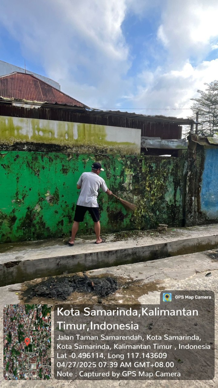 Gotong Royong RT.17: Wujud Kepedulian Lingkungan oleh Warga Kelurahan Bugis