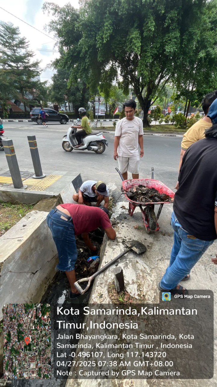 Gotong Royong RT.17: Wujud Kepedulian Lingkungan oleh Warga Kelurahan Bugis