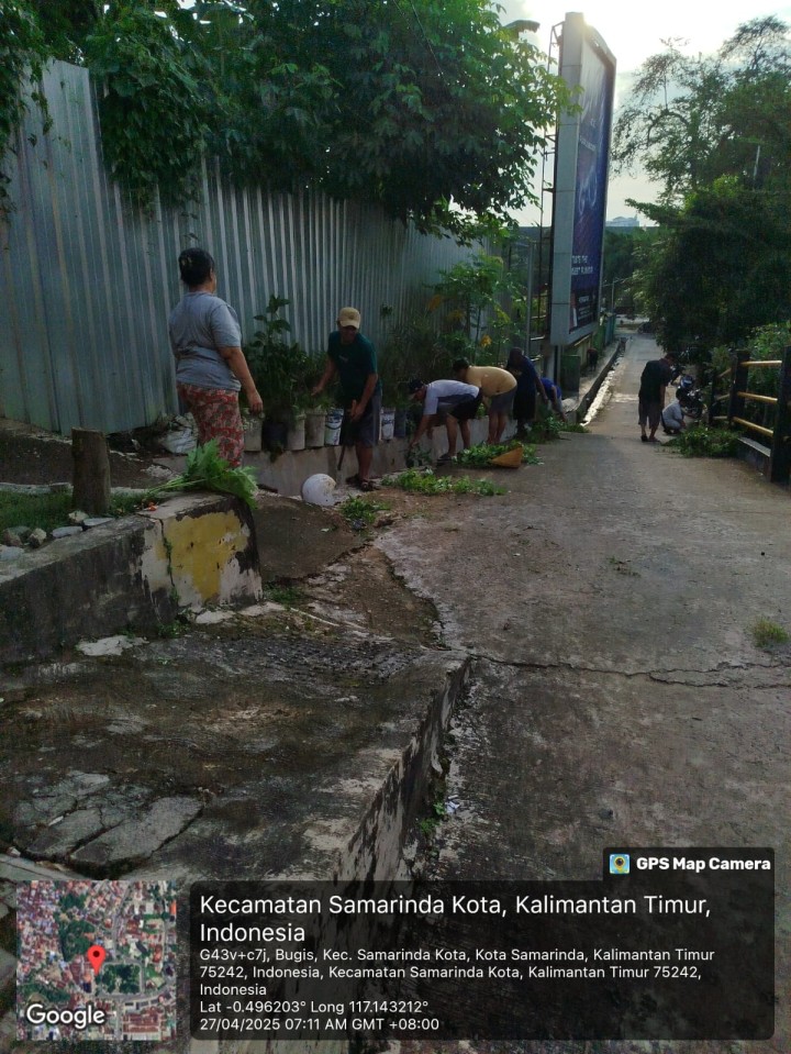 Gotong Royong RT.17: Wujud Kepedulian Lingkungan oleh Warga Kelurahan Bugis