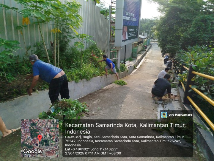 Gotong Royong RT.17: Wujud Kepedulian Lingkungan oleh Warga Kelurahan Bugis