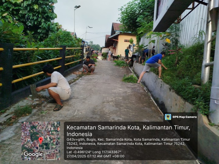 Gotong Royong RT.17: Wujud Kepedulian Lingkungan oleh Warga Kelurahan Bugis