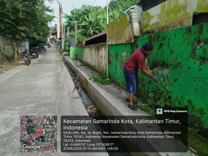 Gotong Royong RT.17: Wujud Kepedulian Lingkungan oleh Warga Kelurahan Bugis
