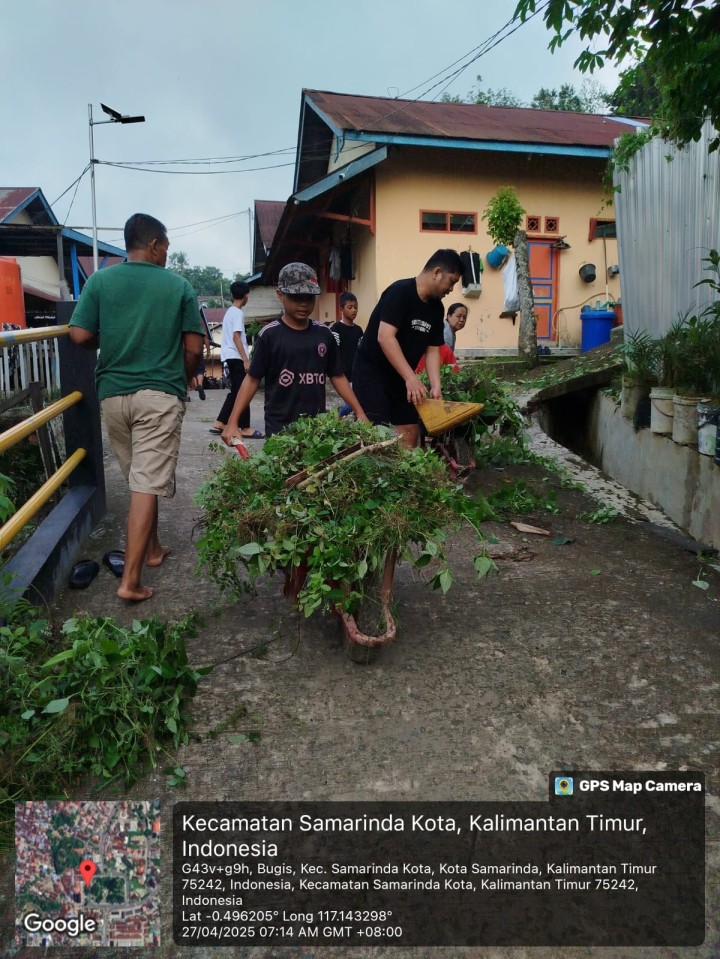 Gotong Royong RT.17: Wujud Kepedulian Lingkungan oleh Warga Kelurahan Bugis