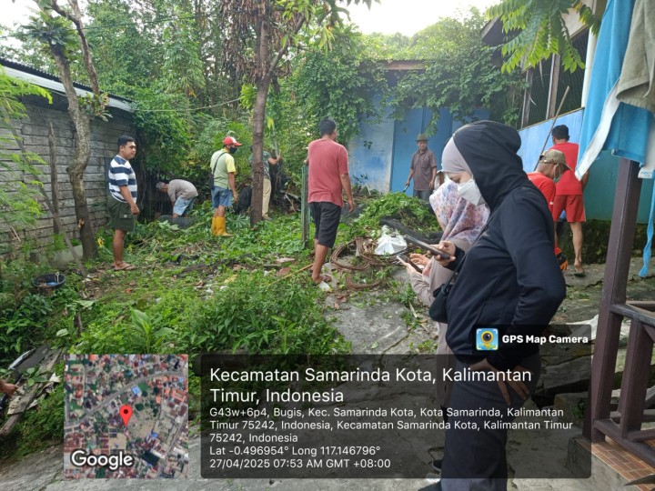 Sinergi Warga RT.02 dan RT.15 dalam Gotong Royong Lingkungan
