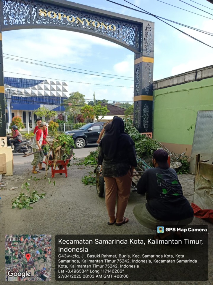 Sinergi Warga RT.02 dan RT.15 dalam Gotong Royong Lingkungan