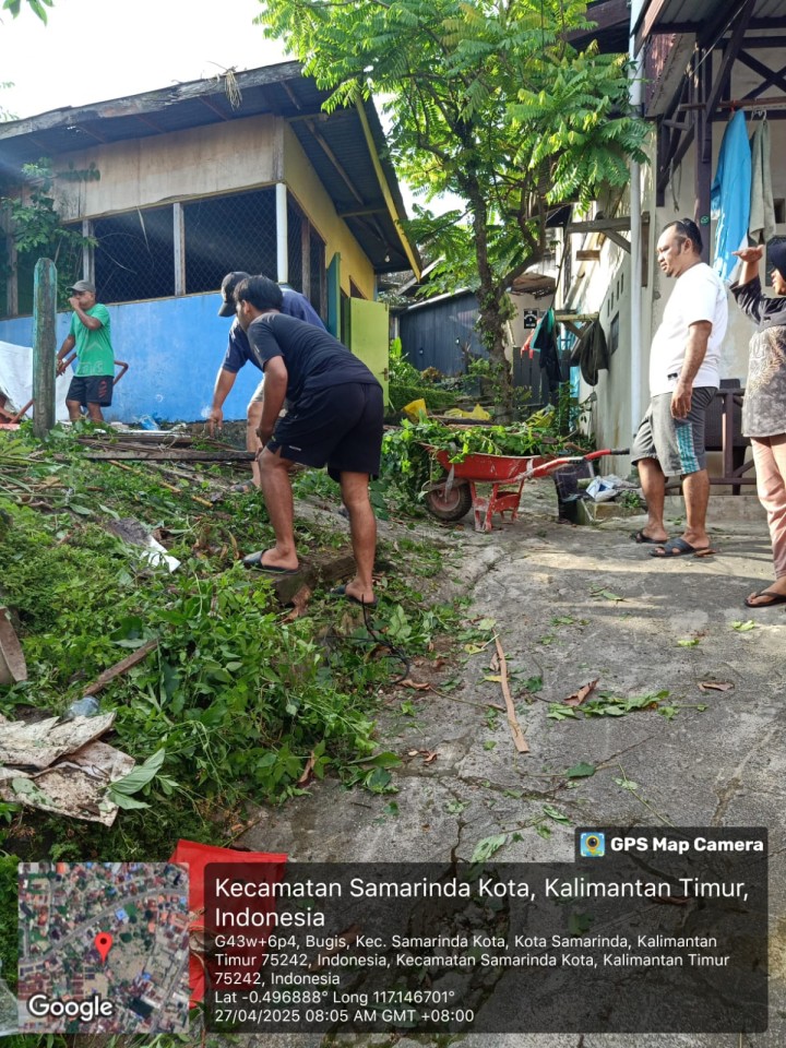 Sinergi Warga RT.02 dan RT.15 dalam Gotong Royong Lingkungan
