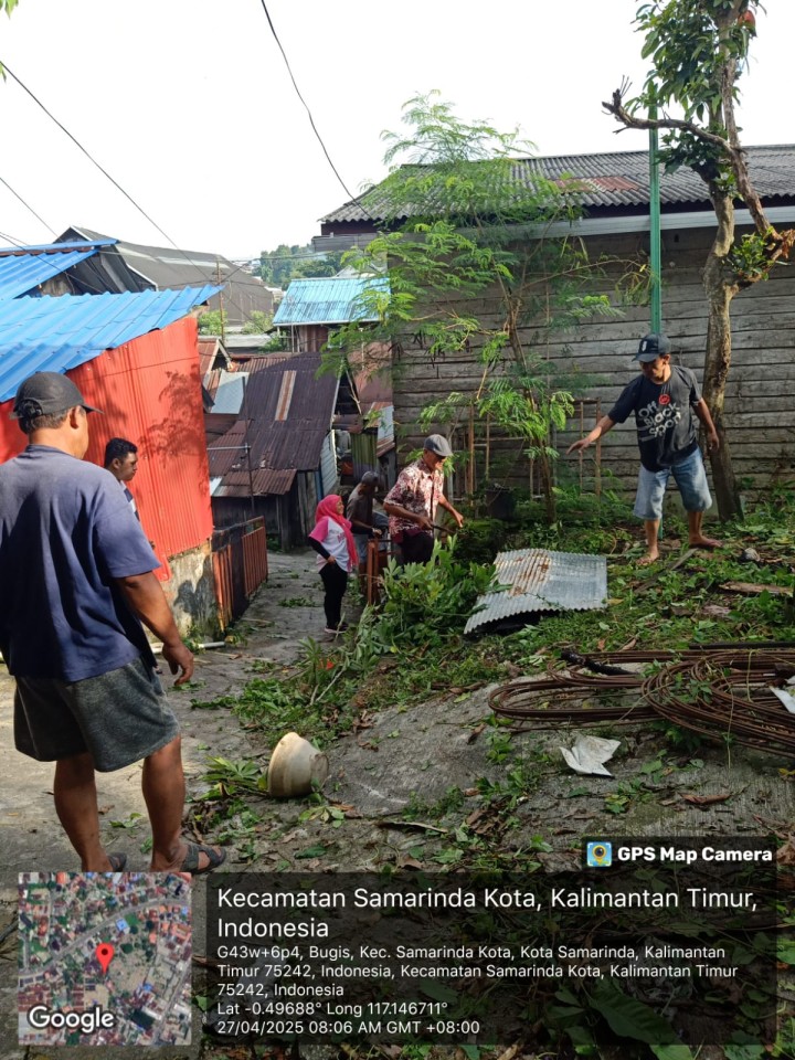 Sinergi Warga RT.02 dan RT.15 dalam Gotong Royong Lingkungan