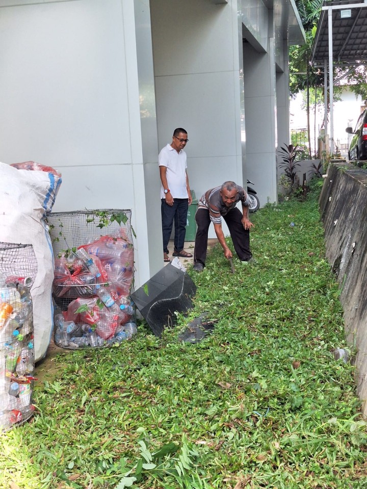 Kegiatan Gotong Royong di Lingkungan Kantor Kelurahan Bugis