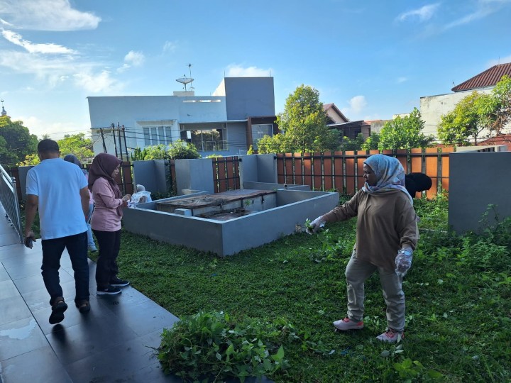 Kegiatan Gotong Royong di Lingkungan Kantor Kelurahan Bugis