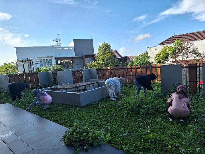 Kegiatan Gotong Royong di Lingkungan Kantor Kelurahan Bugis