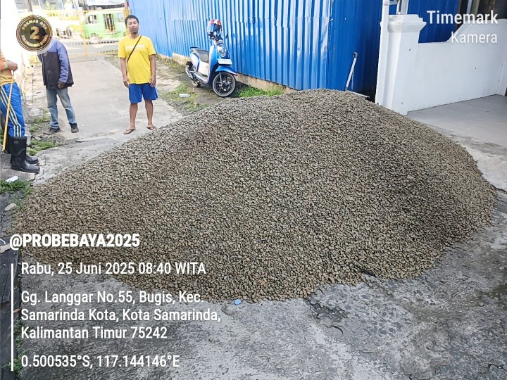 Kegiatan Semenisasi Jalan Gang Langgar RT 01 di Kelurahan Bugis dalam Program Probebaya
