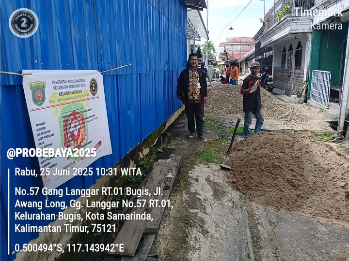 Kegiatan Semenisasi Jalan Gang Langgar RT 01 di Kelurahan Bugis dalam Program Probebaya