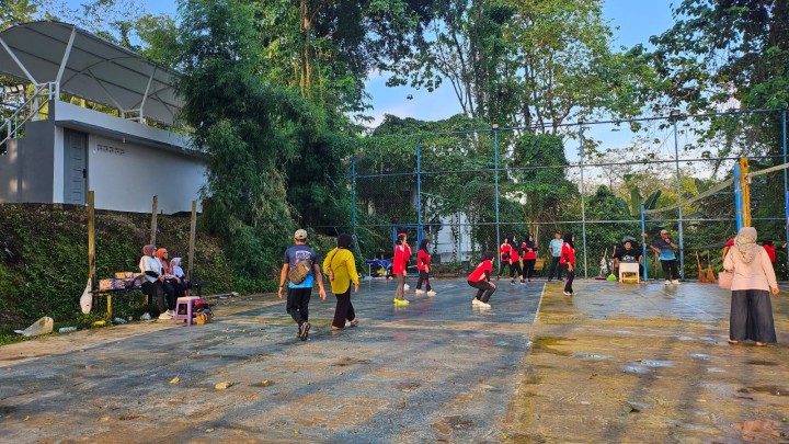 Kelurahan Bugis Rayakan Kemerdekaan dengan Lomba Voli dan Karaoke