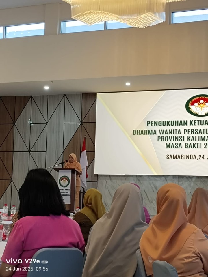 Plt. Sekretaris Lurah Bugis Hadiri Pengukuhan Pengurus Dharma Wanita Persatuan Kota Samarinda