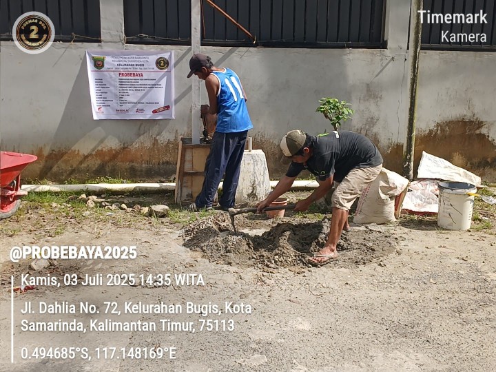 Pemasangan Lampu Jalan di RT 03 Kelurahan Bugis melalui Program Probebaya