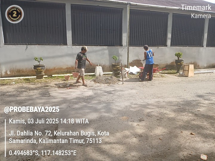 Pemasangan Lampu Jalan di RT 03 Kelurahan Bugis melalui Program Probebaya