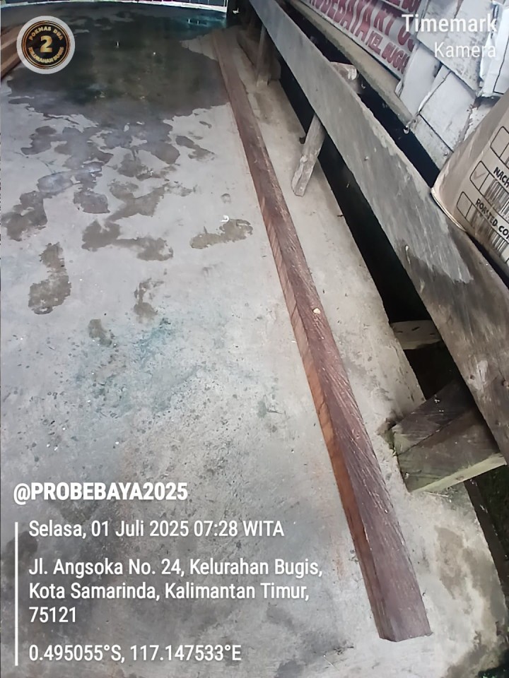 Pemasangan Lampu Jalan di RT 03 Kelurahan Bugis melalui Program Probebaya