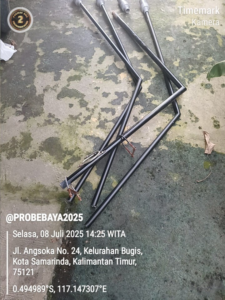 Pemasangan Lampu Jalan di RT 03 Kelurahan Bugis melalui Program Probebaya