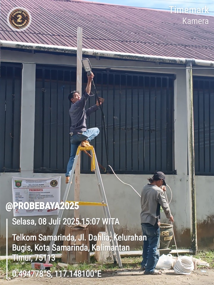 Pemasangan Lampu Jalan di RT 03 Kelurahan Bugis melalui Program Probebaya