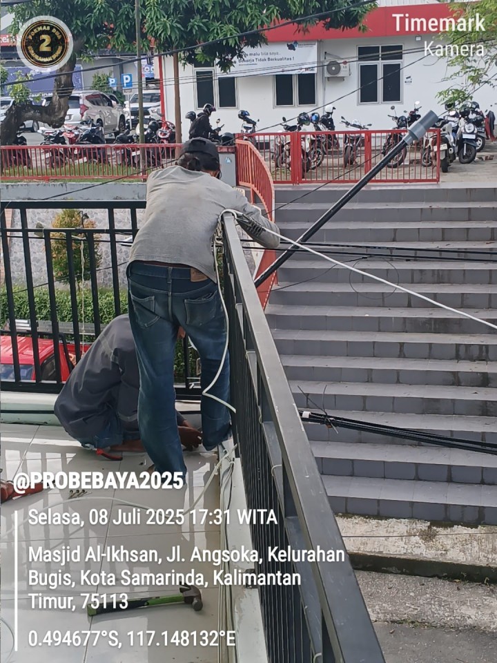 Pemasangan Lampu Jalan di RT 03 Kelurahan Bugis melalui Program Probebaya