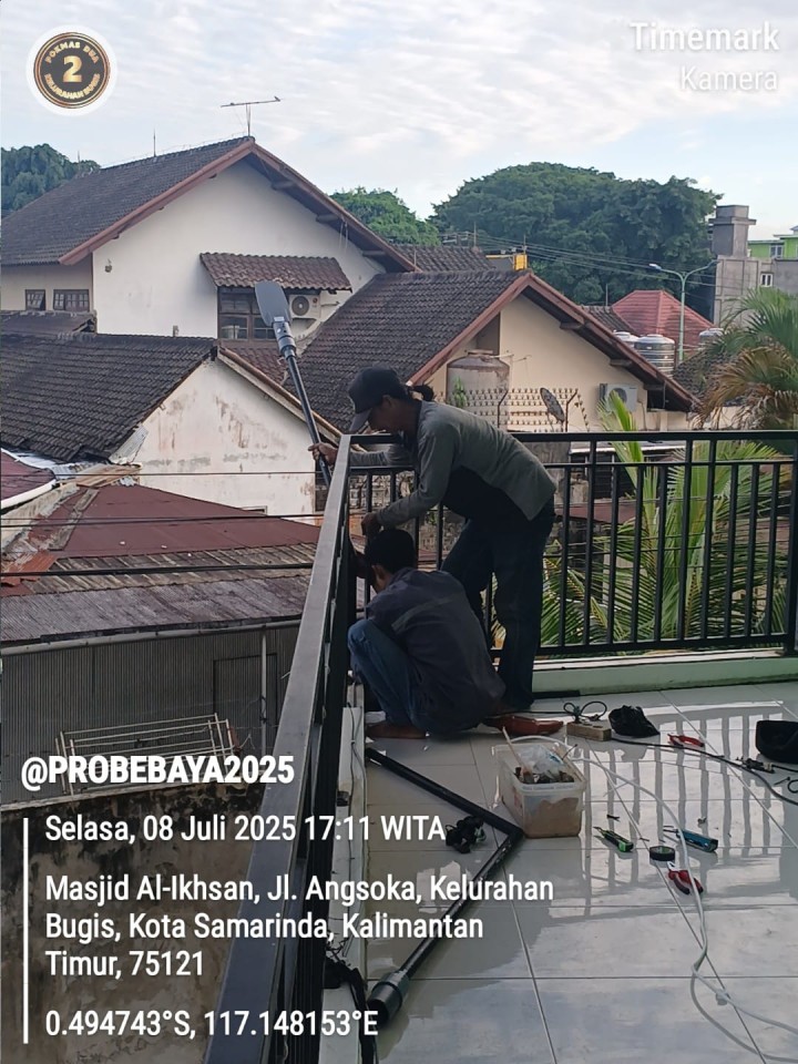 Pemasangan Lampu Jalan di RT 03 Kelurahan Bugis melalui Program Probebaya