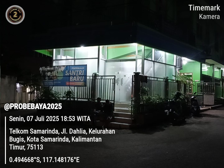 Pemasangan Lampu Jalan di RT 03 Kelurahan Bugis melalui Program Probebaya