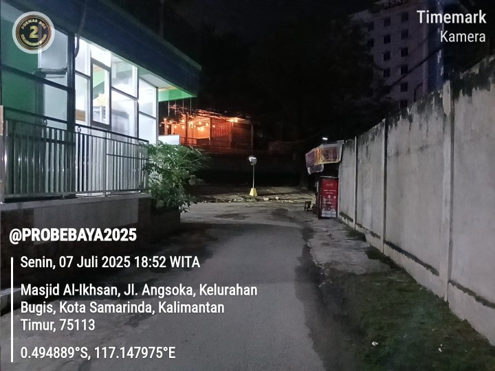Pemasangan Lampu Jalan di RT 03 Kelurahan Bugis melalui Program Probebaya