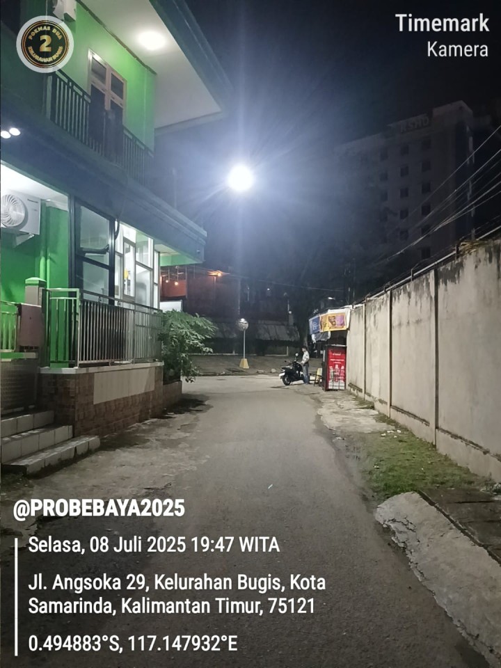 Pemasangan Lampu Jalan di RT 03 Kelurahan Bugis melalui Program Probebaya