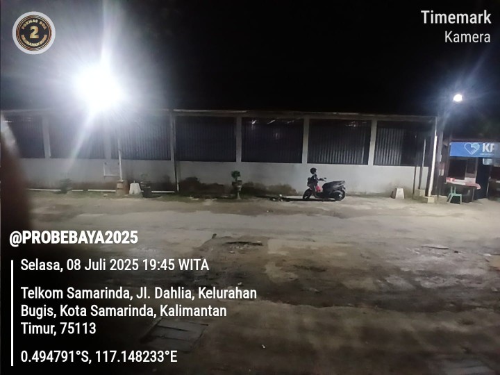 Pemasangan Lampu Jalan di RT 03 Kelurahan Bugis melalui Program Probebaya