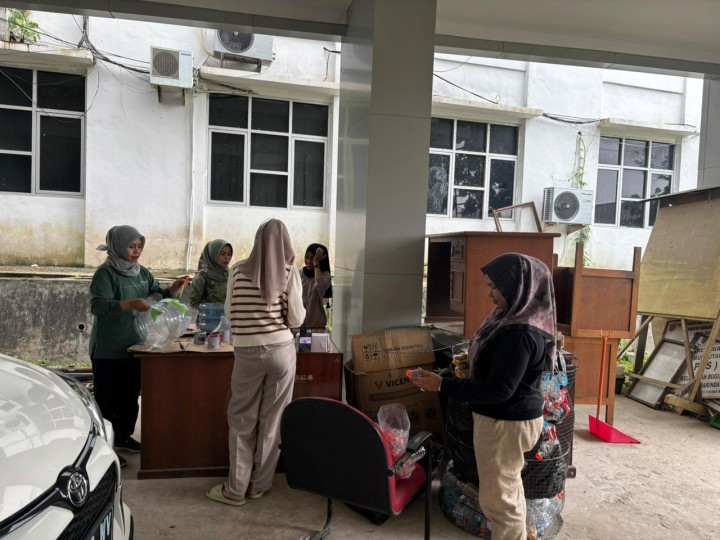 Kelurahan Bugis Laksanakan Gotong Royong dan Pengelolaan Sampah Terpilah