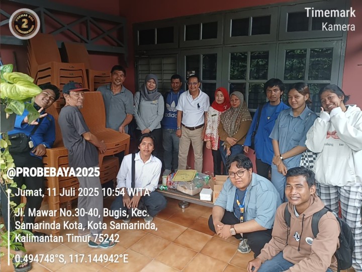 Kelurahan Bugis Serahkan Kursi Plastik untuk Warga RT 05 Melalui Program Probebaya