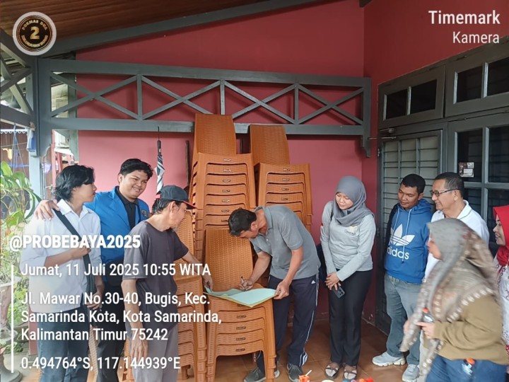 Kelurahan Bugis Serahkan Kursi Plastik untuk Warga RT 05 Melalui Program Probebaya