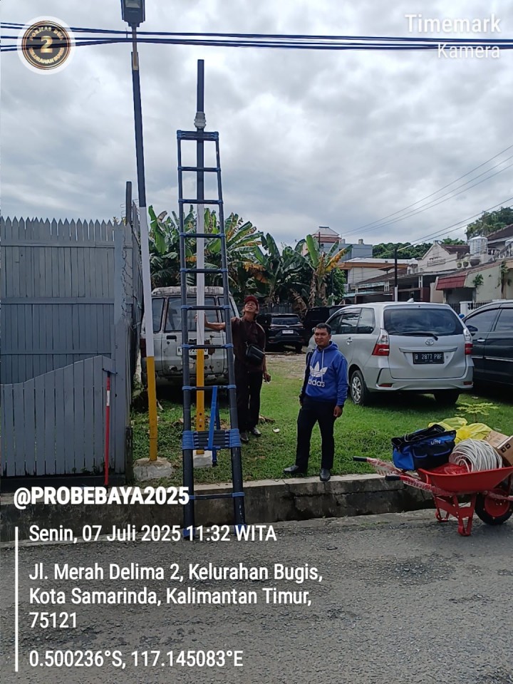Kelurahan Bugis Serahkan CCTV untuk RT 08 Melalui Program Probebaya