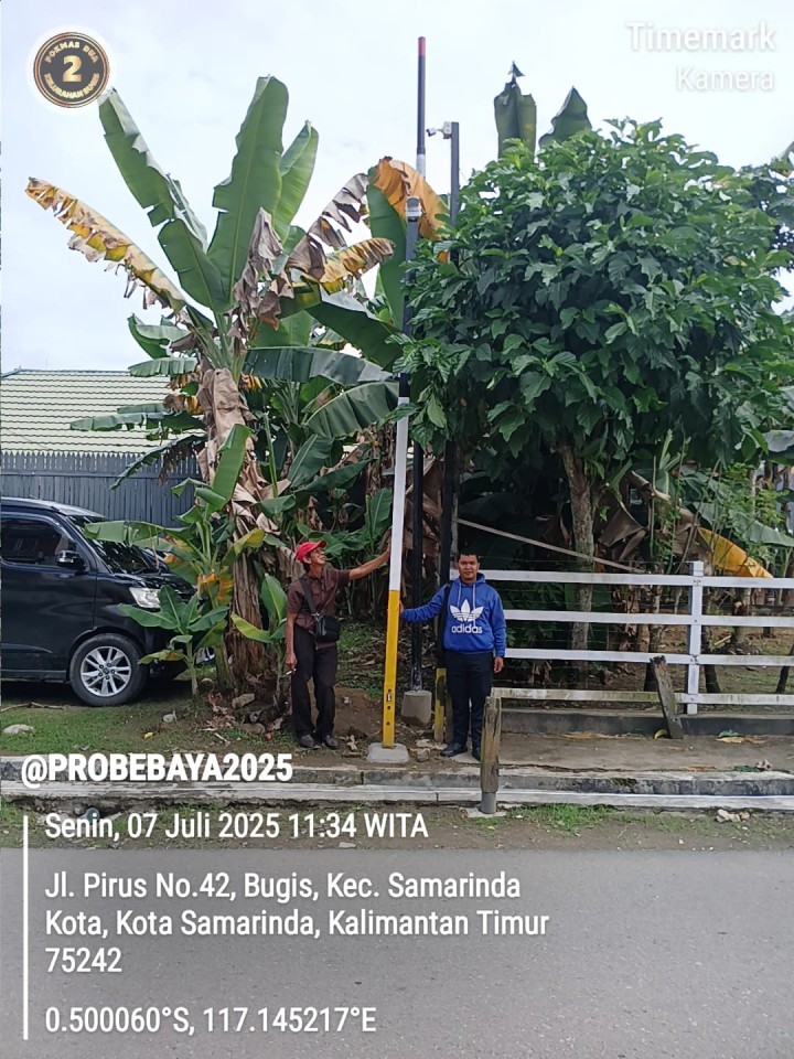 Kelurahan Bugis Serahkan CCTV untuk RT 08 Melalui Program Probebaya