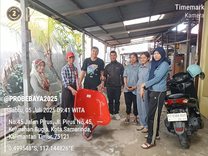 Kelurahan Bugis Serahkan Sejumlah Pengadaan Barang untuk RT 08 Melalui Program Probebaya