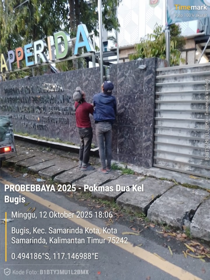 Pemasangan Lampu Penerangan Lingkungan oleh RT 04 Kelurahan Bugis