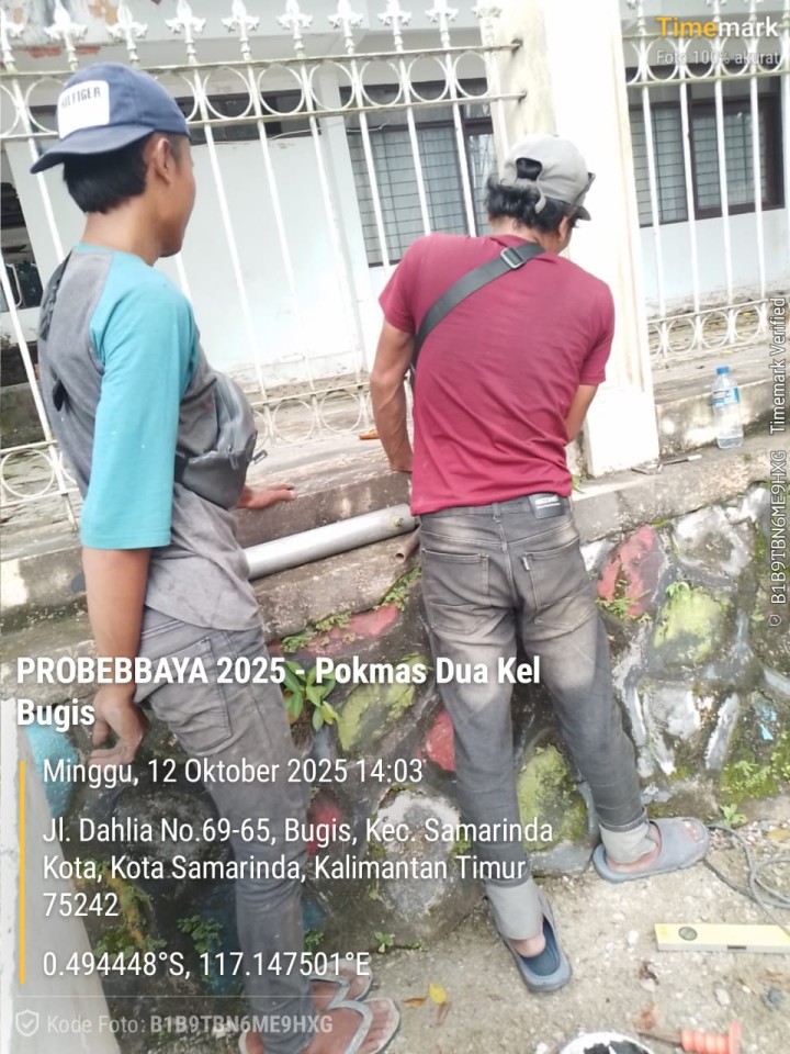 Pemasangan Lampu Penerangan Lingkungan oleh RT 04 Kelurahan Bugis