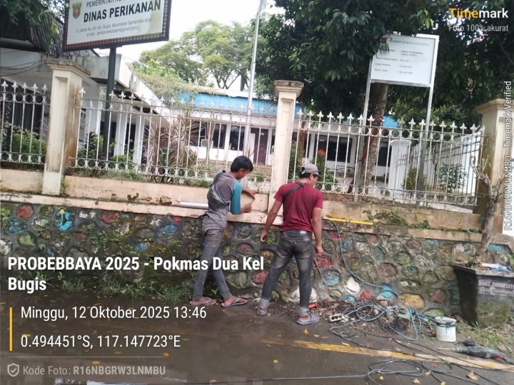 Pemasangan Lampu Penerangan Lingkungan oleh RT 04 Kelurahan Bugis