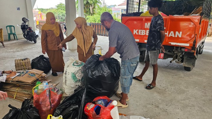 Gerakan Sedekah Sampah di Kelurahan Bugis dalam Rangka Hari Peduli Sampah Nasional