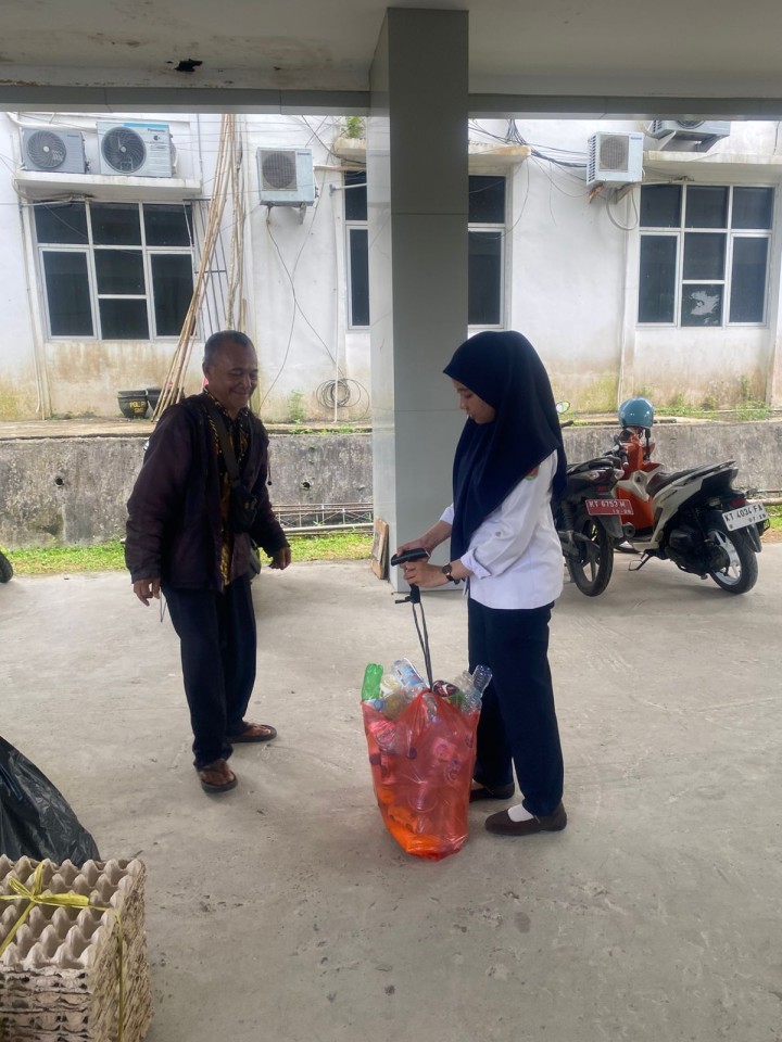 Gerakan Sedekah Sampah di Kelurahan Bugis dalam Rangka Hari Peduli Sampah Nasional