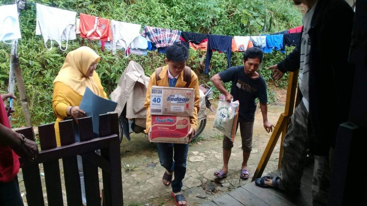 pemberian bantuan kepada korban bencana Gempa Palu