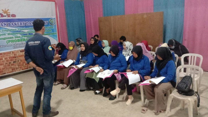 Pelatihan Membuat Kue Bakerry Kegiatan Probebaya Bidang Pemberdayaan Masyarakat Tahun 2022