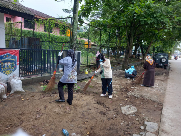 Gotong Royong Kantor Dadi mulya