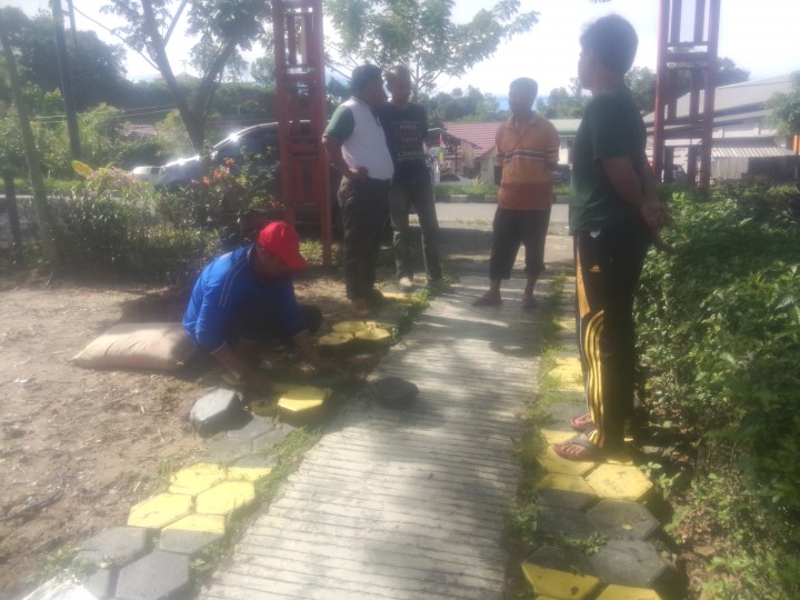 Kerja Bakti di lingkungan Kantor Kelurahan Gunung Panjang