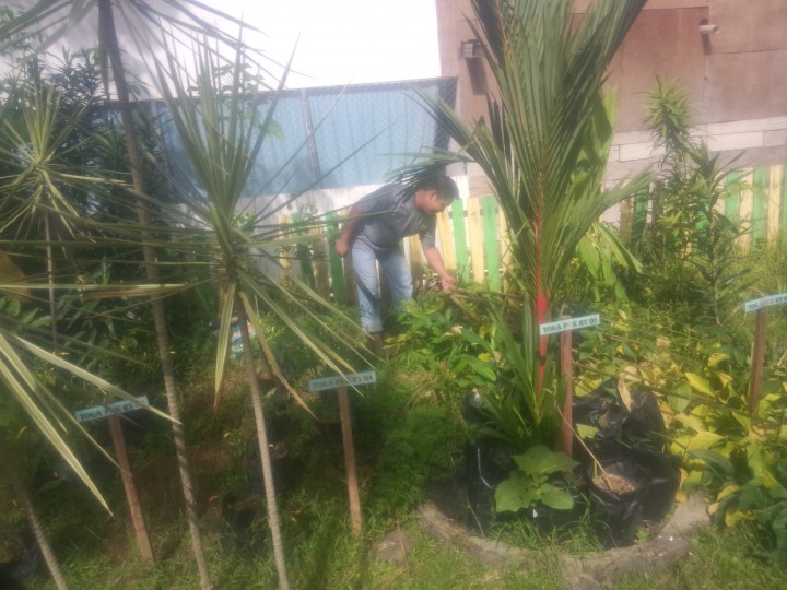 Kerja Bakti di lingkungan Kantor Kelurahan Gunung Panjang