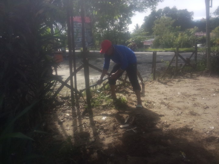 Kerja Bakti di lingkungan Kantor Kelurahan Gunung Panjang